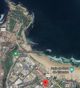 eine Karte des westlichen schrumpfenden Zentrums und eines Strandes in der Unterkunft Antonio’s Captain Apartment - 200m from the beach in Peniche