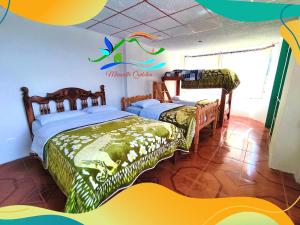 1 dormitorio con 2 camas con edredones verdes en Miravalle Quilotoa Hotel en Zumbagua