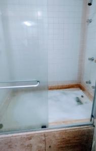 uma casa de banho com um chuveiro e uma banheira em Hotel M-RCURE JK - Itaim BiBi - Urban Duplex Deluxe Studio - First Class - Collors Edition - By Hous enn em São Paulo