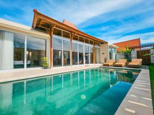 Bazén v ubytování Svarna Suites Seminyak nebo v jeho okolí