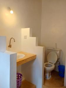 La salle de bains est pourvue d'un lavabo et de toilettes. dans l'établissement Happiness House, à Shela