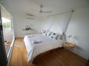 sypialnia z białym łóżkiem z baldachimem w obiekcie DUENDE Sirène Mermaid w mieście Midgeton