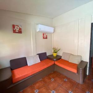 ein Zimmer mit einer Bank in einem Zimmer in der Unterkunft Arcadia Cabañas Vacacionales in Retalhuleu