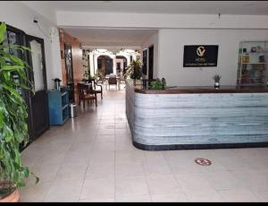 un restaurante con bar en medio de una habitación en Hotel La Nueva Casa del viajero, en Aguachica