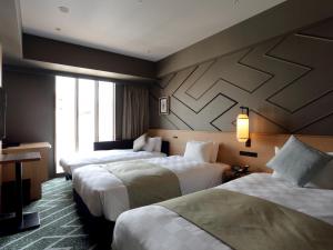 pokój hotelowy z 2 łóżkami i oknem w obiekcie Asakusa View Hotel Annex Rokku w Tokio
