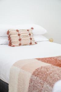Cama ou camas em um quarto em Charming Highton Hideaway between CBD and Surf Coast