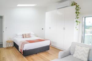 Cama ou camas em um quarto em Charming Highton Hideaway between CBD and Surf Coast