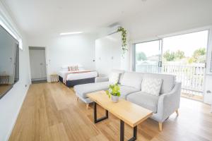 Uma área de estar em Charming Highton Hideaway between CBD and Surf Coast