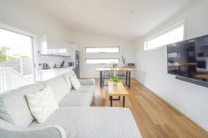Uma área de estar em Charming Highton Hideaway between CBD and Surf Coast