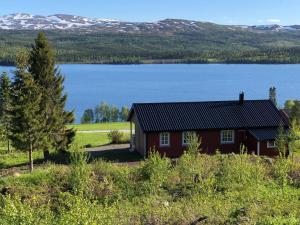 Nyrestaurert og koselig hytte ved Skjelbredvatnet.