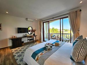 - une chambre avec un grand lit et une vue dans l'établissement Hoian Village Lodge, à Hội An