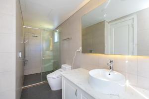 La salle de bains est pourvue d'un lavabo, d'une douche et de toilettes. dans l'établissement Biệt Thự Lan Anh Đà Lạt, à Đà Lạt