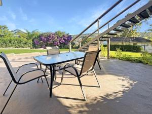 Μπαλκόνι ή βεράντα στο Spacious Beach Studio With Alfresco Dining