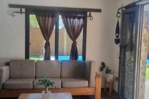a living room with a couch and a table at Casa-huate Malinalco zona centro ¡disfruta! in Malinalco