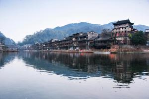 un grupo de edificios a orillas de un río en Shanming Boutique Homestay, en Fenghuang