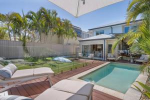 una imagen de una casa con piscina en Burleigh Getaway en Gold Coast