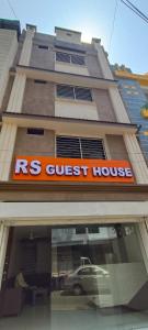 se encuentra en una casa de huéspedes con un coche frente a un edificio en RS GUEST HOUSE en Nagpur