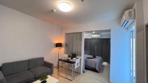 Ruang duduk di Lucky Journey Rama9 Suite