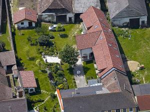 een luchtzicht op een huis met een tuin bij Ferienwohnung Herrmann Pottenhofen in Pottenhofen