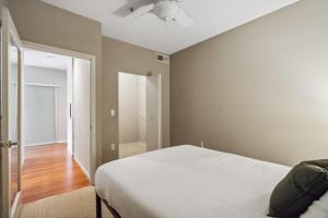 a bedroom with a bed and a ceiling fan at CozySuites 2BR Mill District with pool, gym #02 in Minneapolis