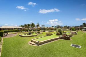 un gran patio con césped y jardín en Lakeside Country Club en Numurkah