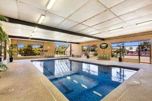 una grande piscina in una grande stanza con un grande di Lakeside Country Club a Numurkah