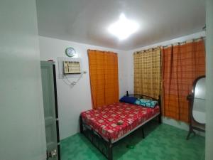バコロドにあるDawn's Suite Homeの小さな部屋で、角に小さなベッドが1台あります。