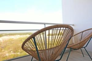 zwei Stühle vor einem Fenster in der Unterkunft Nice studio with view in La Grande Motte - Welkeys in La Grande-Motte