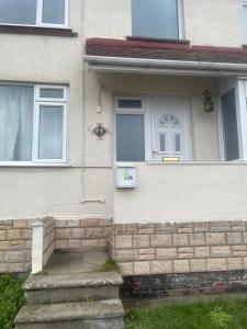 una casa con una pared de ladrillo y una puerta en ODF foundation apartments en Strood