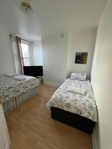 a bedroom with two beds and a window at 3 Bedroom Apartment, Flat in London in Forest Hill