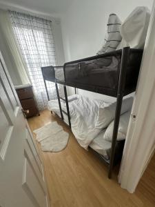 Tempat tidur susun dalam kamar di 3 Bedroom Apartment, Flat in London