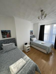 Tempat tidur dalam kamar di 3 Bedroom Apartment, Flat in London