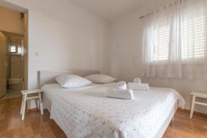ein Schlafzimmer mit einem Bett mit zwei Handtüchern darauf in der Unterkunft Apartments Jagoda in Makarska