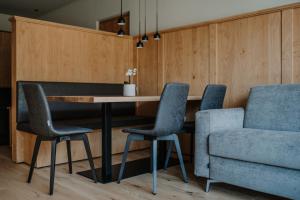 een eetkamer met een tafel en 2 stoelen bij Stollhof - New 2024 in Lagundo