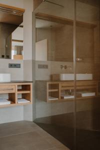 een badkamer met een wastafel en een spiegel bij Stollhof - New 2024 in Lagundo