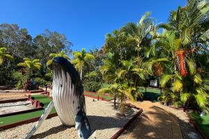 una gran escultura de un plátano se divide Sidx sidx sidx sidx sidx en Tamarind Sands Resort, en Cabarita Beach