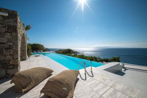 una piscina con vistas al océano en Sanarte Villas Mykonos, en Mykonos ciudad