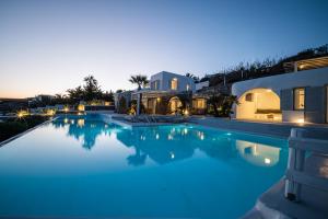 ein großer Pool vor einem Haus in der Unterkunft Sanarte Villas Mykonos in Mykonos Stadt
