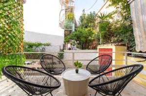 un gruppo di sedie e un tavolo su un patio di Dionysia Sea Side By Greece Apartment a Selianitika
