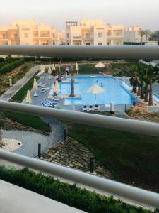 Πισίνα στο ή κοντά στο قرية امواج الساحل الشمالي