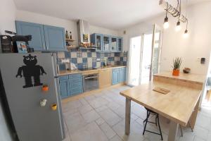 uma cozinha com um frigorífico e uma mesa em Splendid family home in Toulouse em Toulouse