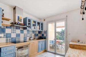 uma cozinha com azulejos azuis e brancos na parede em Splendid family home in Toulouse em Toulouse