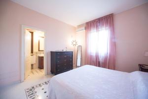 ArnesanoにあるRelais il Melogranoのベッドルーム1室(ベッド1台、ドレッサー、窓付)
