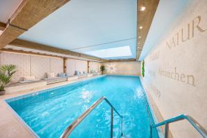 una piscina en una habitación de hotel con piscina en Kneipp- und Wellvitalhotel Edelweiss en Bad Wörishofen