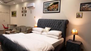 Un ou plusieurs lits dans un hébergement de l'établissement Cozy Heaven Bed & Breakfast Islamabad