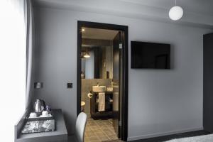 a room with a bathroom with a sink and a mirror at Skuggi Hotel by Keahotels in Reykjavík