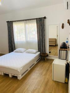 - une chambre avec un lit et une fenêtre dans l'établissement Çıralı Marina Loft, à Çıralı