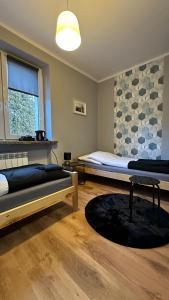 1 dormitorio con 2 camas y ventana grande en S35 en Białystok