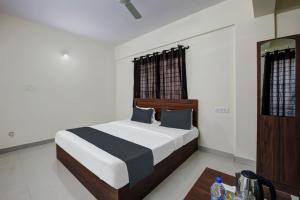 - une chambre avec un lit et un miroir dans l'établissement OYO KPC Comfort, à Bangalore