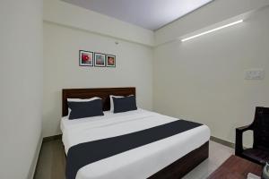 - une chambre avec un grand lit et des oreillers bleus dans l'établissement OYO KPC Comfort, à Bangalore